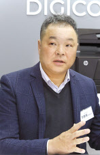 구본화 유럽법인장이 지난 28일(현지시간) MWC 2022가 열린 스페인 바르셀로나에서 기자들과 만나 인터뷰하고 있다. [KT 제공]