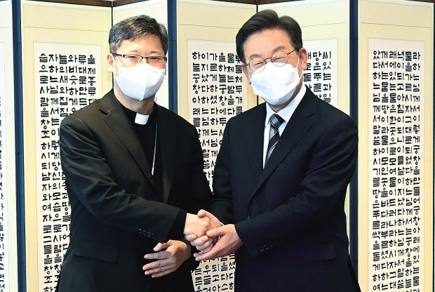국민의힘 윤석열-국민의당 안철수 대선 후보의 전격 단일화가 발표된 3일 이재명 더불어민주당 후보는 “꿋꿋하게 가겠다”며 예정된 일정을 계속했다. 이 후보가 이날 오전 서울 중구 천주교 서울대교구청에서 정순택 대주교와 만나고 있다. [국회사진기자단]