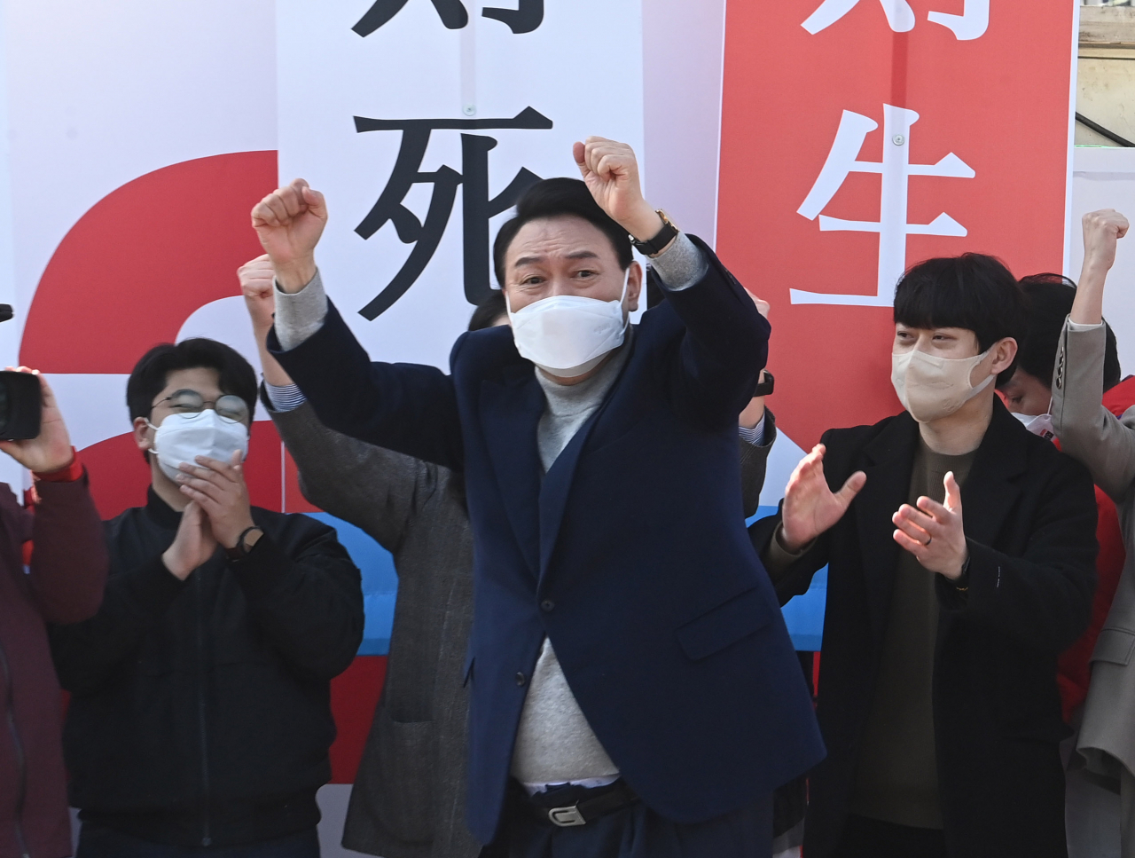 윤석열 국민의힘 대선후보가 3일 오전 충남 아산시 온양온천역 광장 유세에서 지지를 호소하고 있다. [연합]