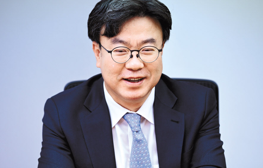 김상곤 광장 대표변호사가 17일 오후 서울 중구에 위치한 법무법인 광장 회의실에서 본지와 인터뷰하고 있다. 박해묵 기자.