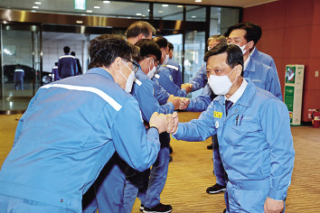 김학동 대표이사 부회장(오른쪽 맨앞)이 지난 2일 포항 포스코 본사에서 임직원들과 인사하고 있다. [포스코 제공]
