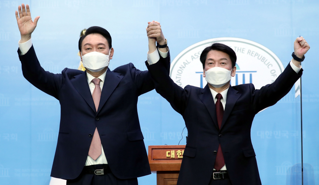 윤석열 국민의힘 대선후보와 안철수 국민의당 대선후보가 3일 오전 국회 소통관에서 단일화 기자회견을 마치며 포즈를 취하고 있다. [연합]