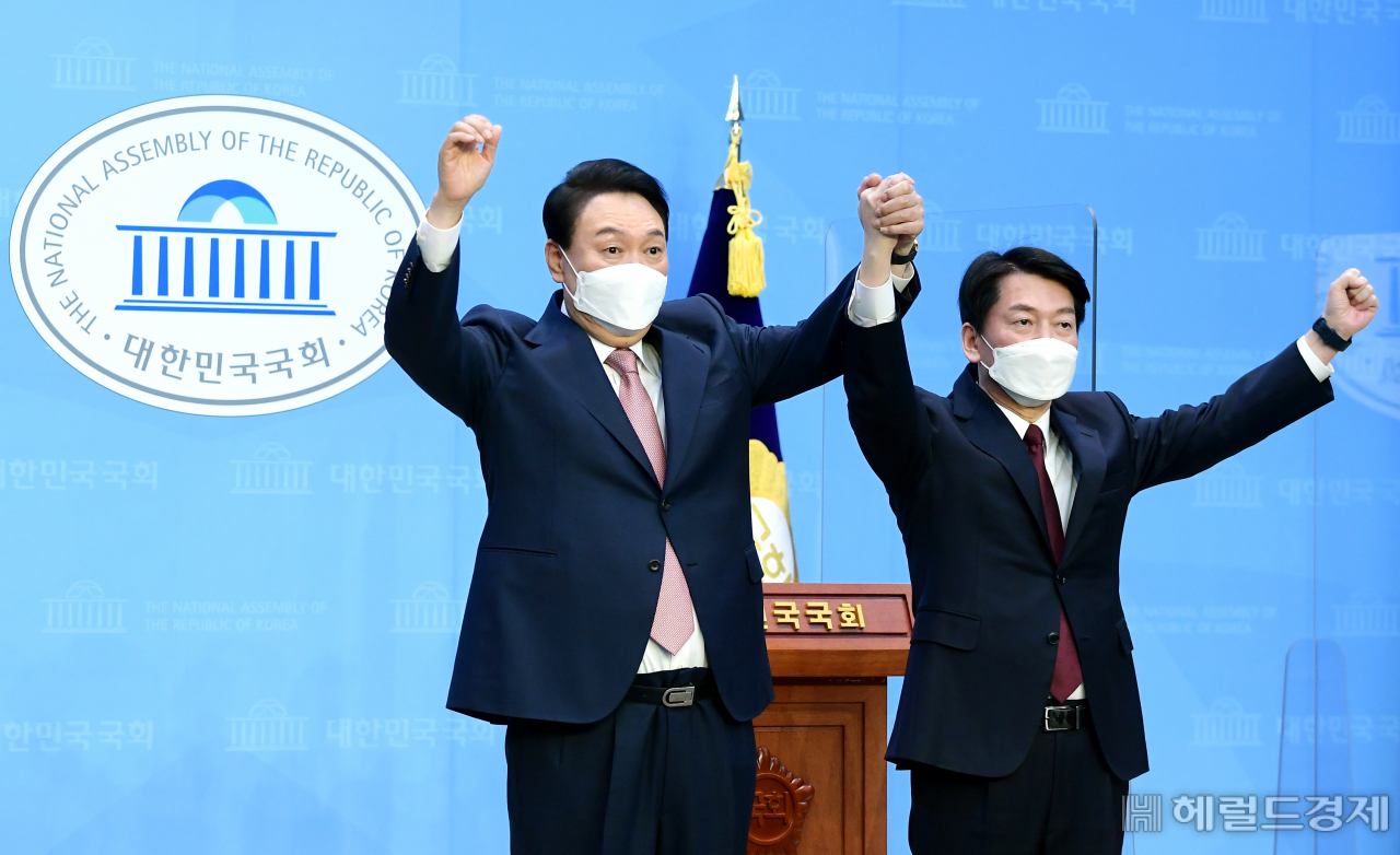 윤석열 국민의힘 대선 후보와 안철수 국민의당 대선 후보가 3일 오전 서울 여의도 국회 소통관에서 단일화 및 합당 관련 공동 기자회견을 열고 기념촬영을 하고 있다. 이상섭 기자