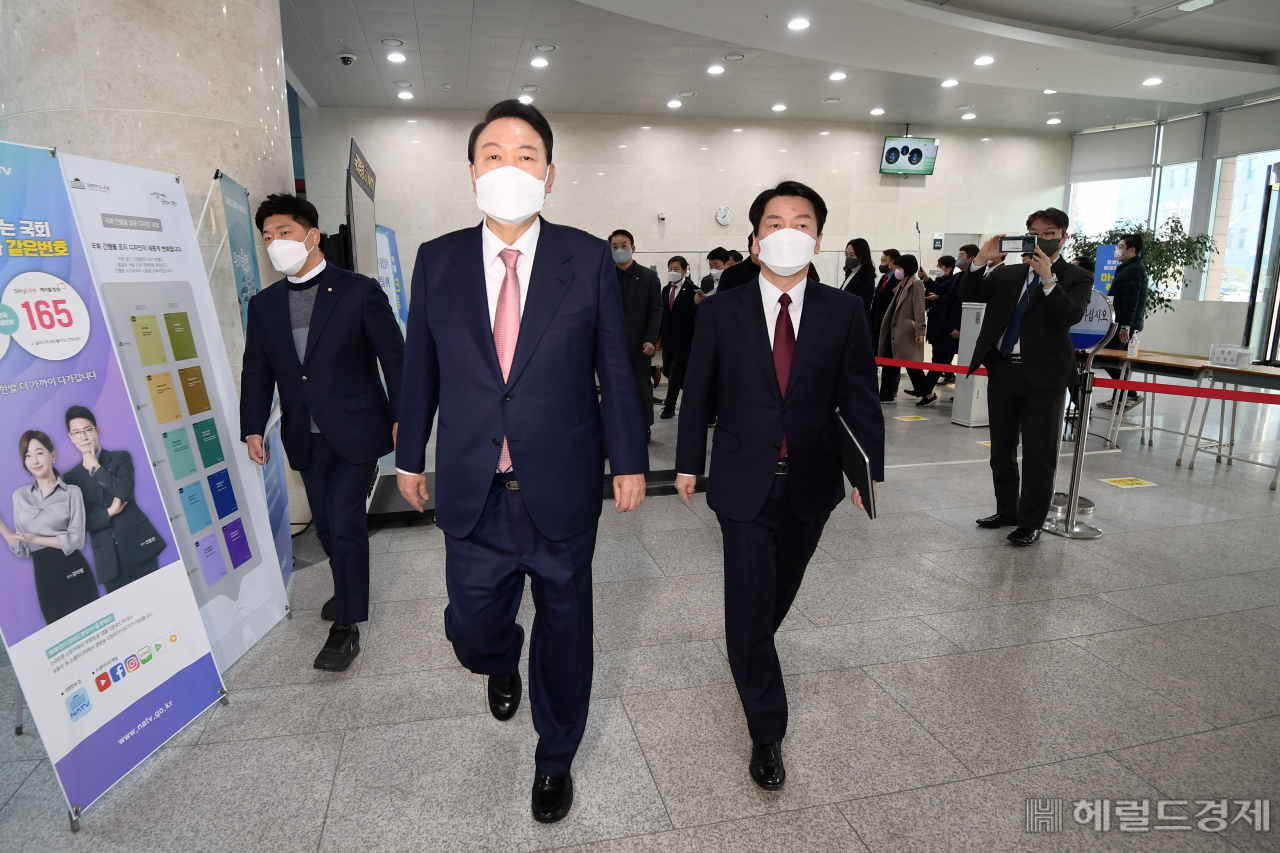 윤석열 국민의힘 대선 후보와 안철수 국민의당 대선 후보가 3일 오전 서울 여의도 국회에서 단일화 및 합당 관련 공동 기자회견을 위해 소통관 기자회견장 안으로 이동하고 있다. 이상섭 기자