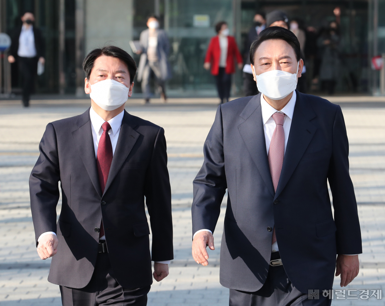 윤석열 국민의힘 대선 후보와 안철수 국민의당 대선 후보가 3일 오전 국회 소통관에서 기자회견을 열고 야권 후보 단일화를 선언한 뒤 유세를 위해 이동하고 있다. 이상섭 기자