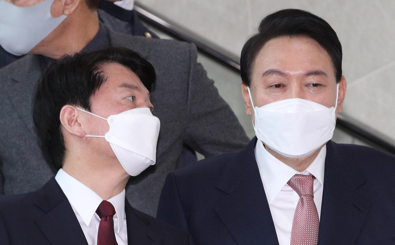 윤석열 국민의힘 대선 후보와 안철수 국민의당 대선 후보가 3일 오전 국회 소통관에서 단일화 기자회견을 마친 뒤 함께 이동하고 있다. [연합]