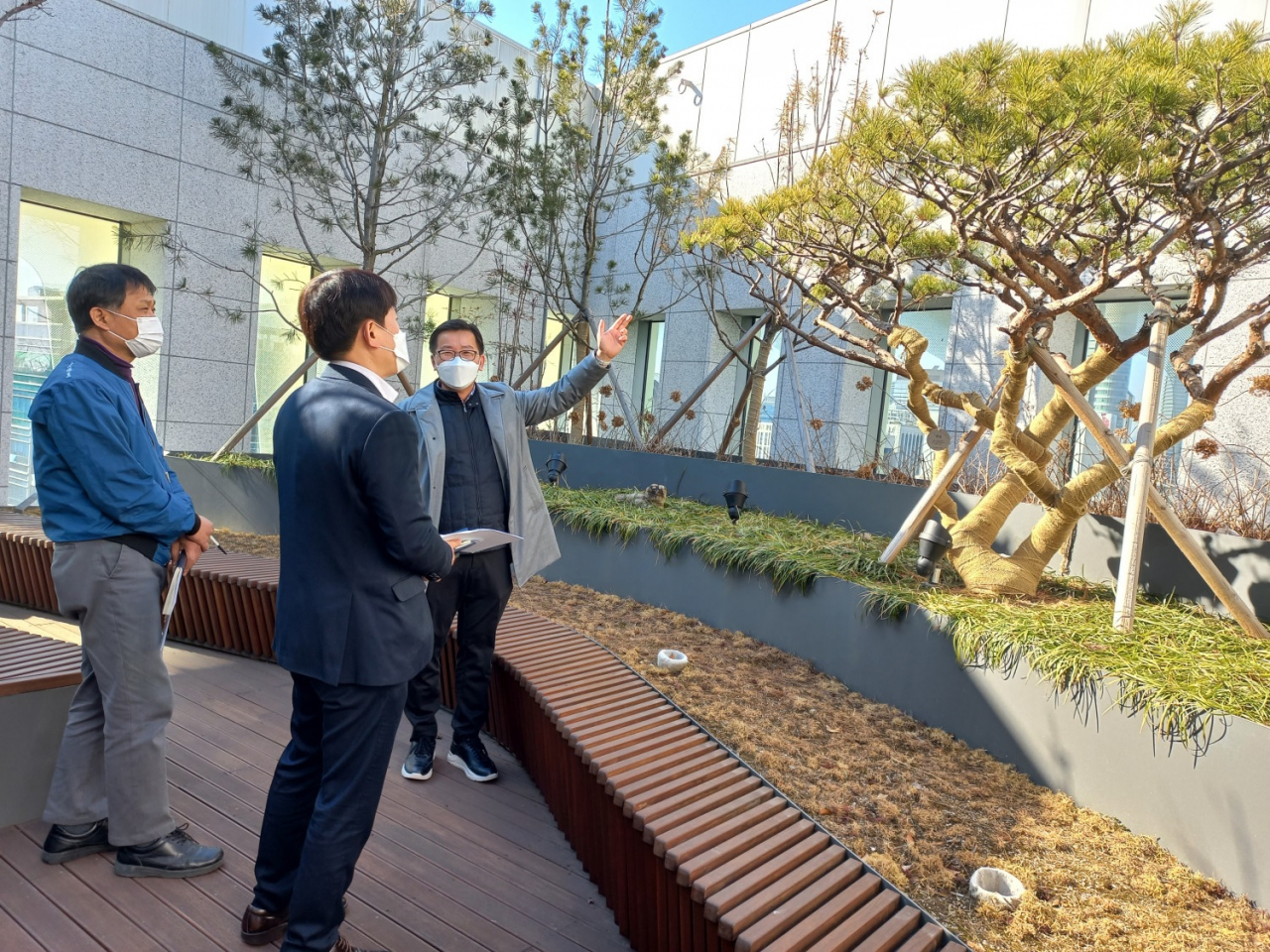 서울 대치동 컬쳐랜드 사옥에서 품질 점검을 하고 있는 CJ 대한통운 건설부문 임직원과 컬쳐랜드 관계자들.
