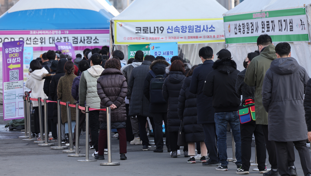 3일 오전 서울역 임시선별검사소에서 시민들이 코로나19 검사를 받기 위해 줄을 서 있다. 중앙방역대책본부는 이날 0시 기준으로 확진자가 신규확진 19만8803명 늘었다고 밝혔다. [연합]