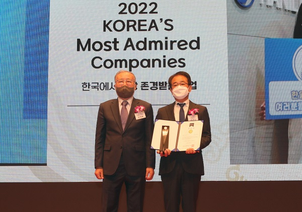 전근식(오른쪽) 한일시멘트 대표가 지난 2일 서울호텔신라에서 개최된 ‘2022 한국에서 가장 존경받는 기업’ 인증식에서 한수희(왼쪽) 한국능률협회컨설팅 대표로부터 인증패를 전달받고 있다. [한일시멘트 제공]