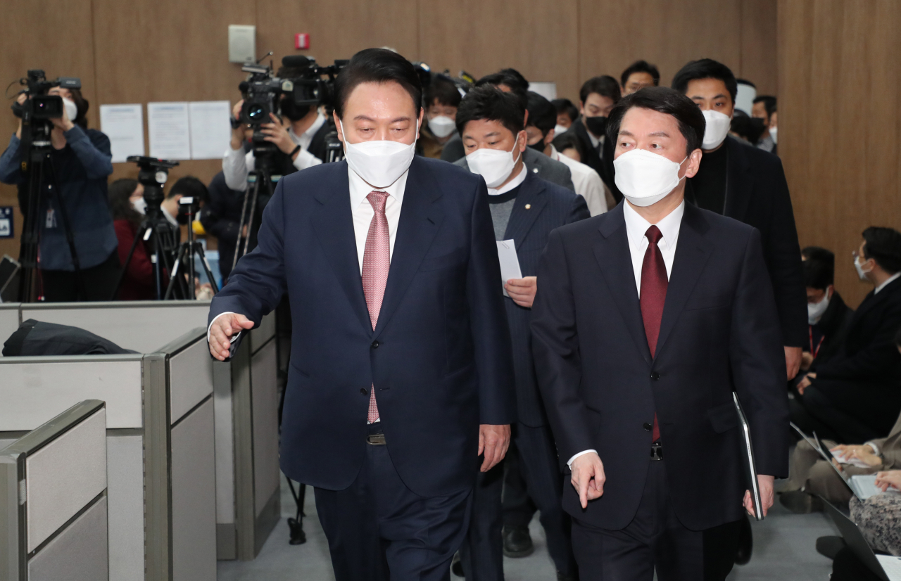 국민의힘 윤석열, 국민의당 안철수 대선 후보가 3일 오전 국회 소통관에서 기자회견을 열고 야권 후보 단일화를 선언하기 위해 단상으로 이동하고 있다.이상섭 기자