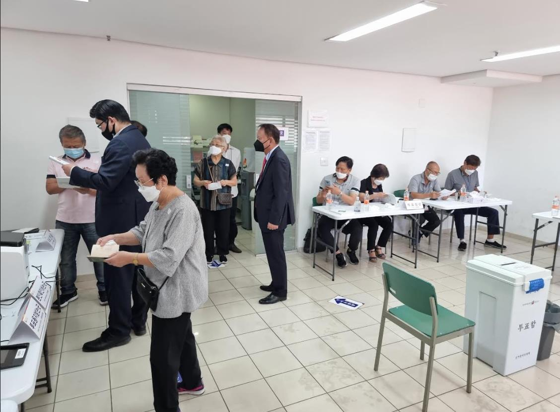 지난달 23일(현지시간) 브라질 상파울루 시내 봉헤치루 지역에 있는 한국교육원 3층에 마련된 투표소에서는 아침 일찍부터 재외 유권자들의 투표가 진행됐다. [연합]
