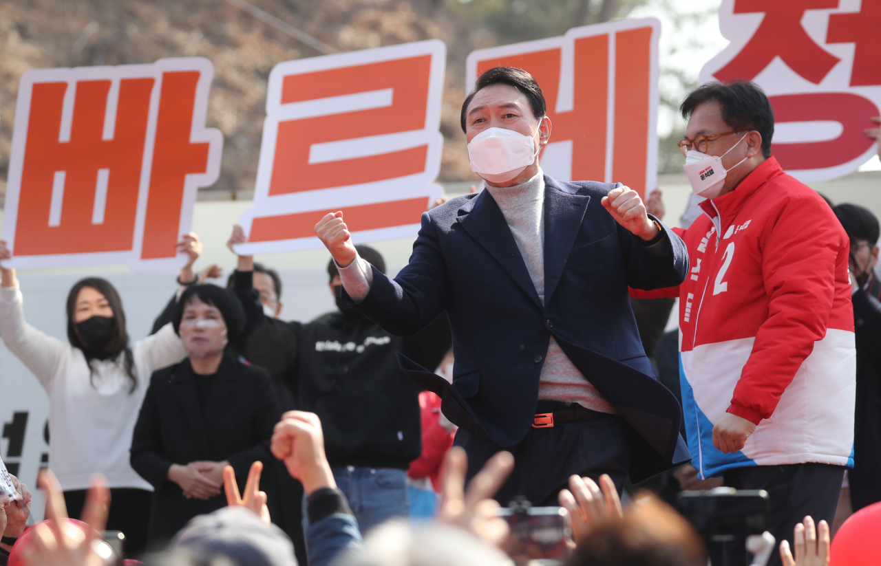 윤석열 국민의힘 대선후보가 3일 충남 공주시 금성동 공산성 앞 광장에서 열린 유세에 참석해 지지를 호소하고 있다. [연합]
