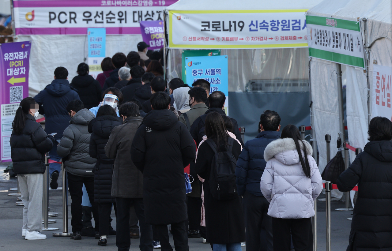 3일 오전 서울역 임시선별검사소에서 시민들이 코로나19 검사를 받기 위해 줄을 서 있다. [연합]