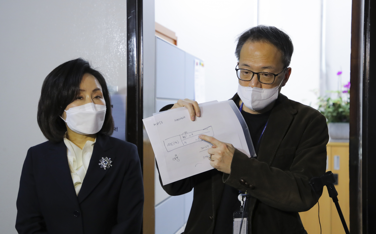 박주민 더불어민주당 의원(오른쪽)과 전주혜 국민의힘 의원이 3일 오후 국회 법사위원장실 앞에서 이재명 후보의 범죄수사 경력과 윤석열 후보의 부동시 관련 자료 동시 열람 후 취재진 질문에 답하고 있다. [연합]