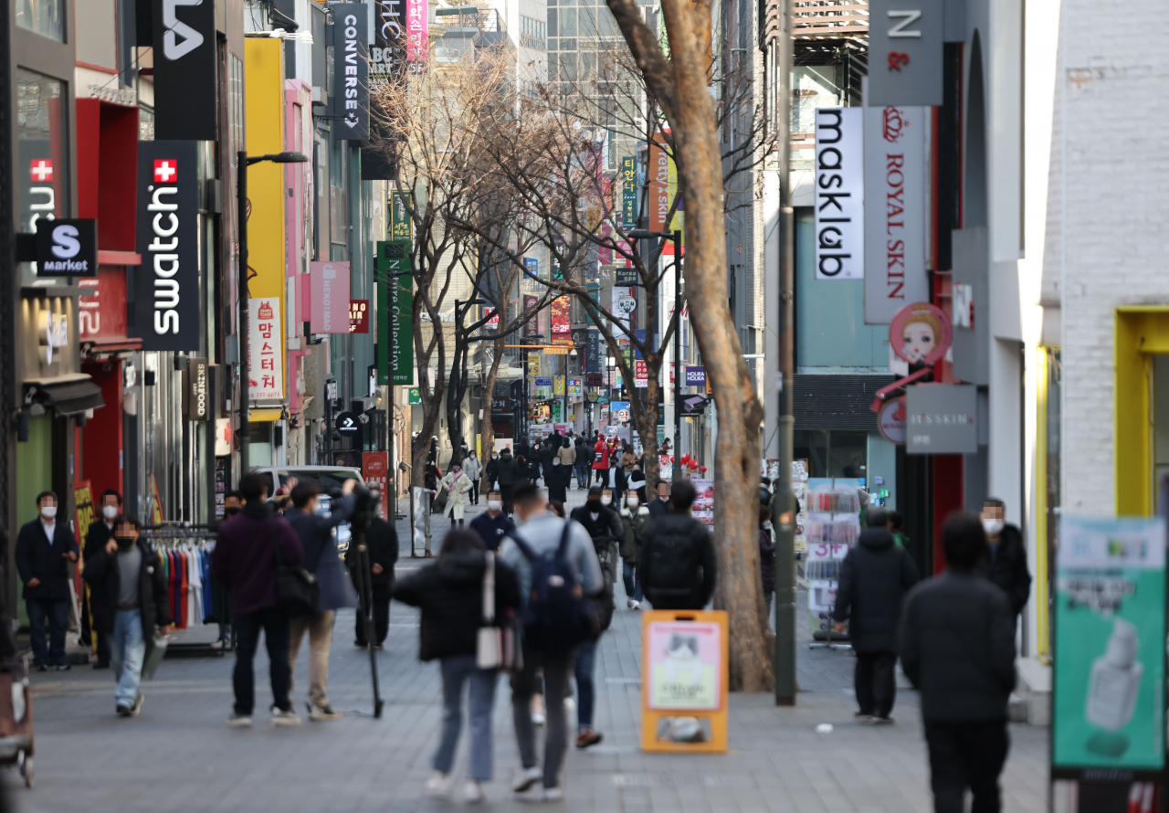 3일 서울 명동 거리에서 시민들이 오가고 있다. [연합]