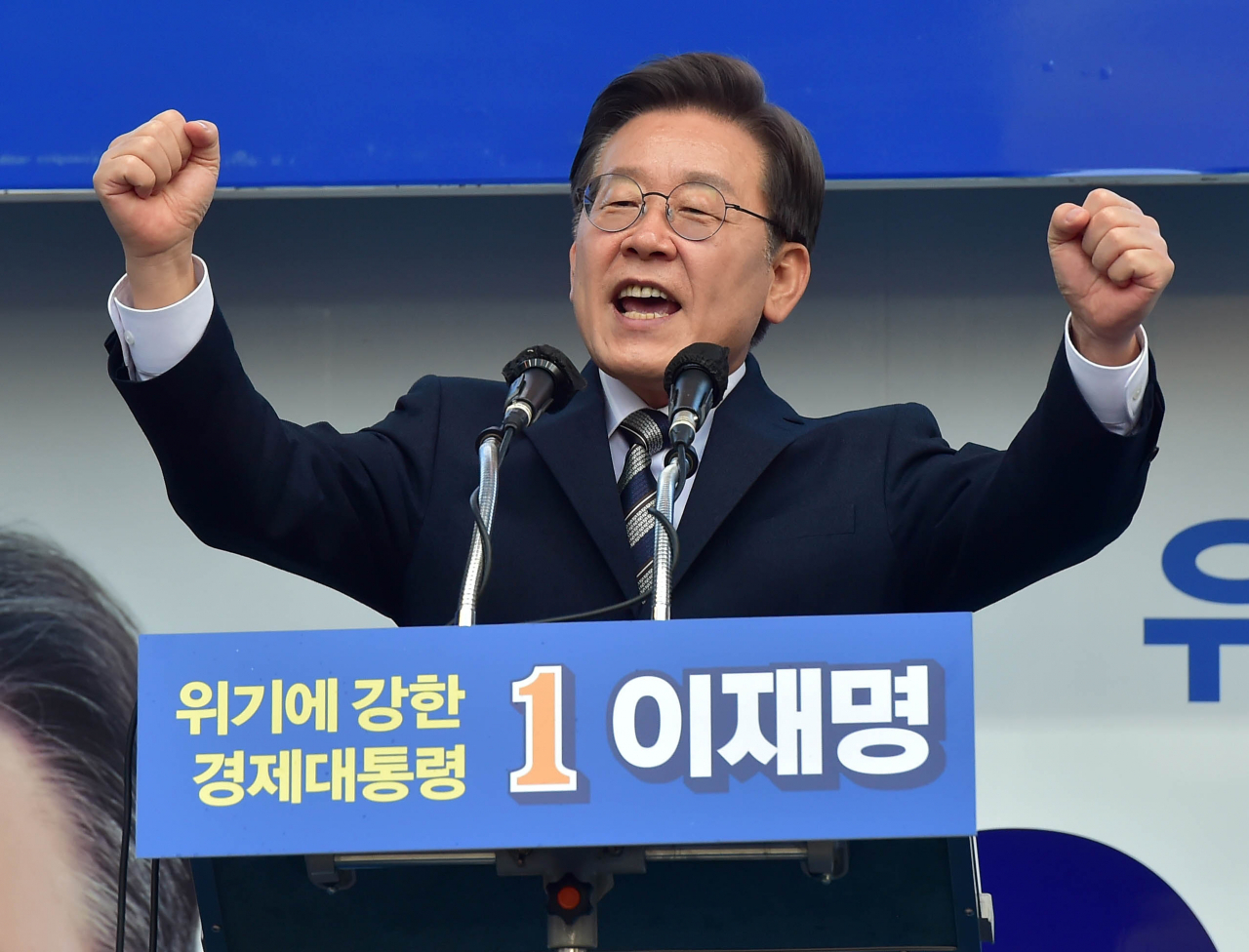 더불어민주당 이재명 대선후보가 3일 오전 서울시 강서구 발산역 1번 출구 앞에서 열린 '강서는 이재명으로 결정했어요!' 강서 유세에서 지지를 호소하고 있다. [연합]