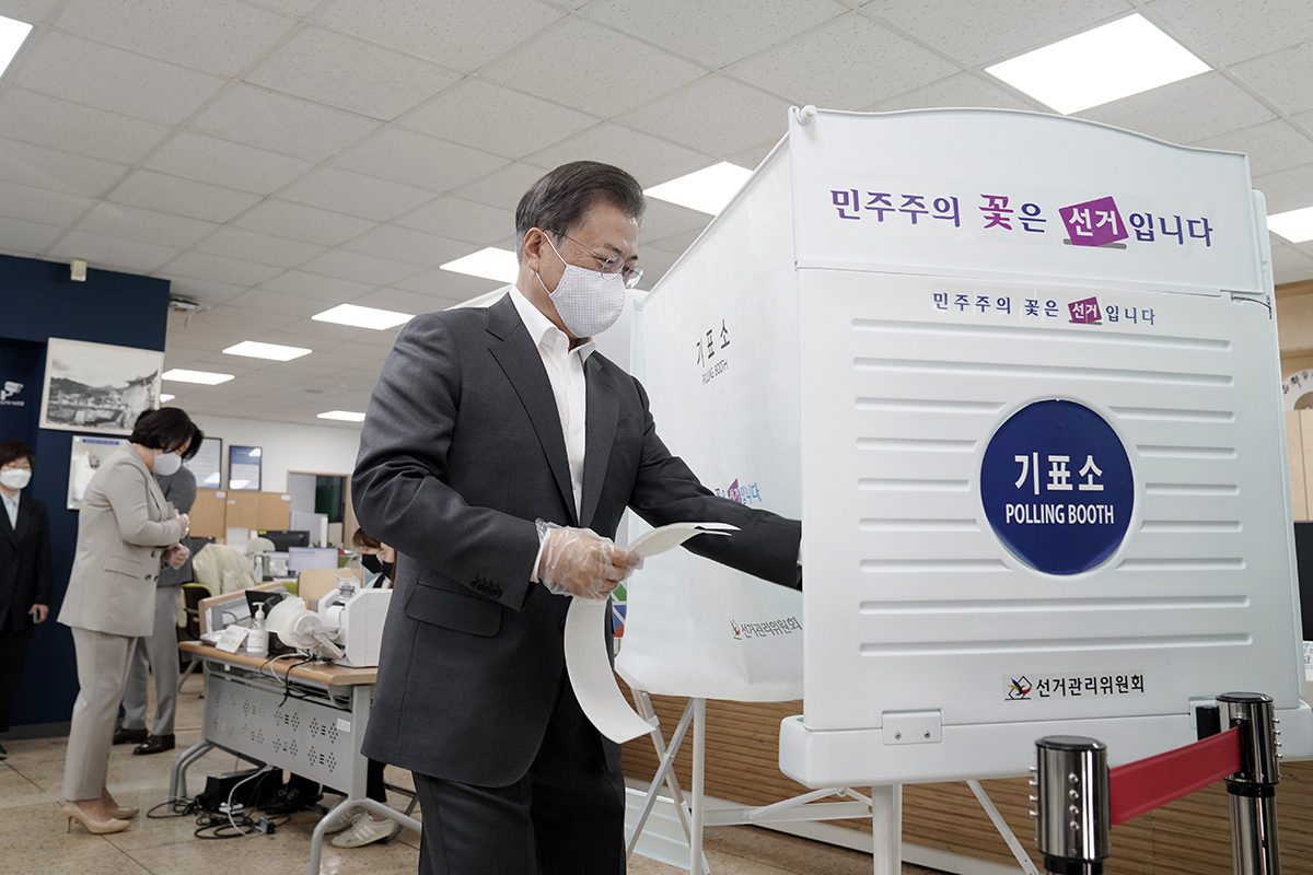 문재인 대통령은 4일 제20대 대선 사전투표 첫날을 맞아 “민주공화국의 주권자로서 국민 모두 신성한 투표권 행사에 참여해 주시길 바란다”며 투표 참여를 독려했다. 문 대통령이 지난 2020년 4월 제21대 총선 당시 부인 김정숙 여사와 사전투표하는 모습. 자료사진. [헤럴드DB]