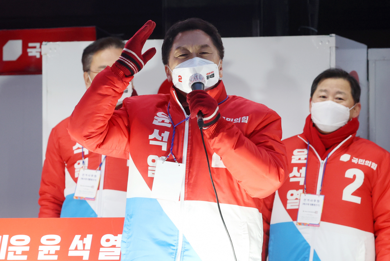 김기현 국민의힘 원내대표가 지난달 16일 오후 강원도 원주시 중앙로 문화의거리에서 윤석열 대선 후보에 대한 지지를 호소하고 있다. [연합]