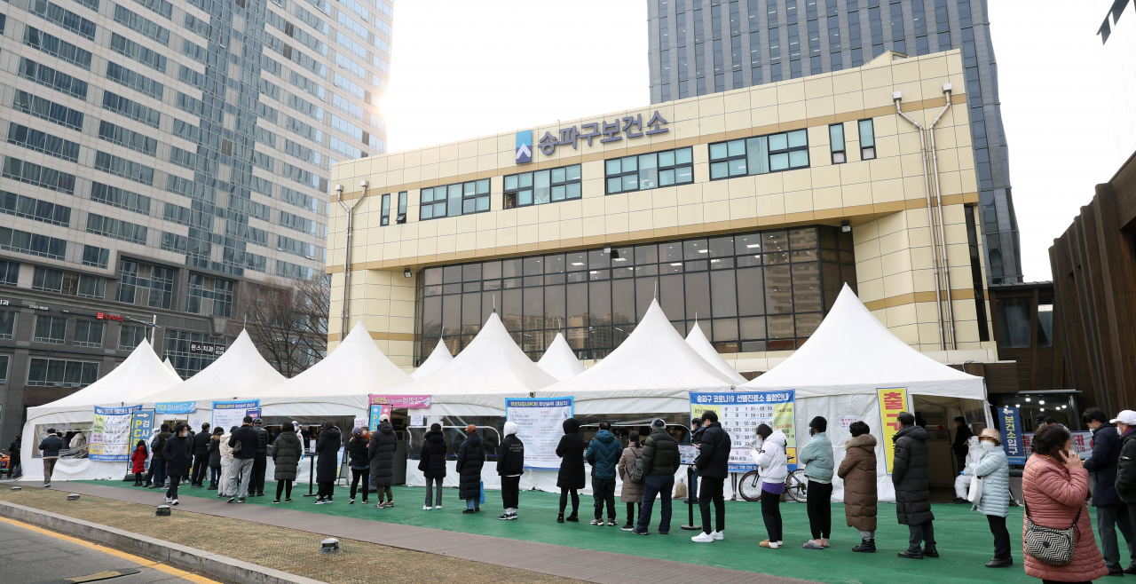 4일 오전 서울 송파구 송파보건소 선별진료소에서 코로나19 검사를 받으려는 시민들이 줄지어 서 있다. 이날 보건당국이 발표할 코로나19 신규확진은 사상 최다를 기록할 것으로 보인다. [연합]