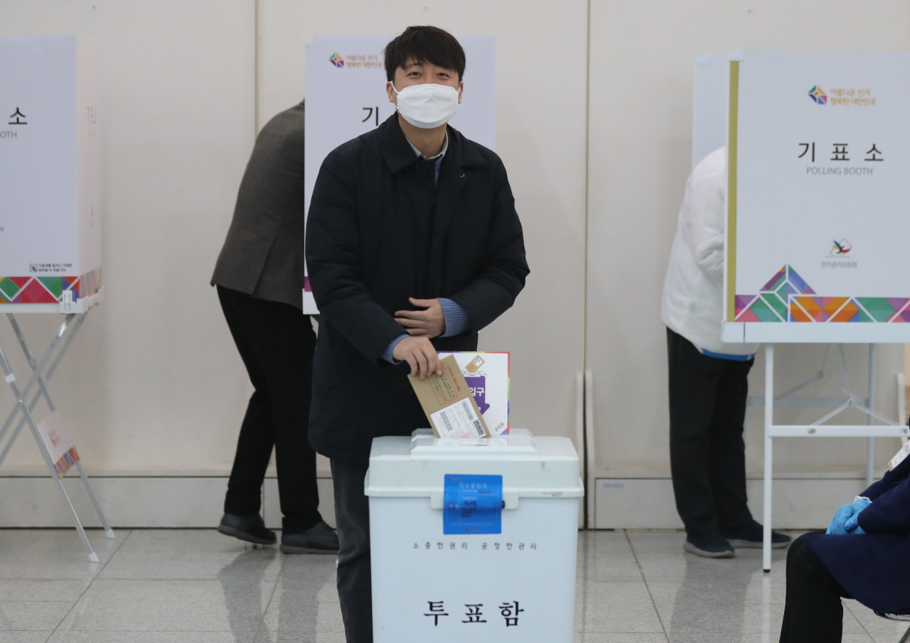 이준석 국민의힘 대표가 4일 오전 광주 북구 용봉동 사전투표소에서 제20대 대통령 선거 사전투표를 하고 있다. [연합]