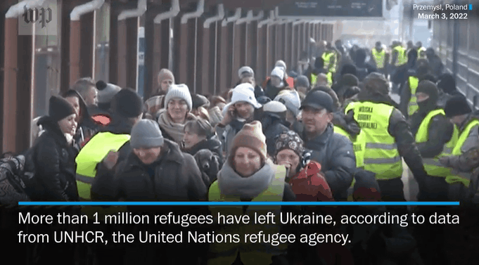 러시아의 침공으로 우크라이나를 떠난 이들이 100만명이 넘은 걸로 유엔난민기구(UNHCR)는 추산한다. 폴란드 국경 기차역이 파란민들로 붐비고 있다. [워싱턴포스트 홈페이지]