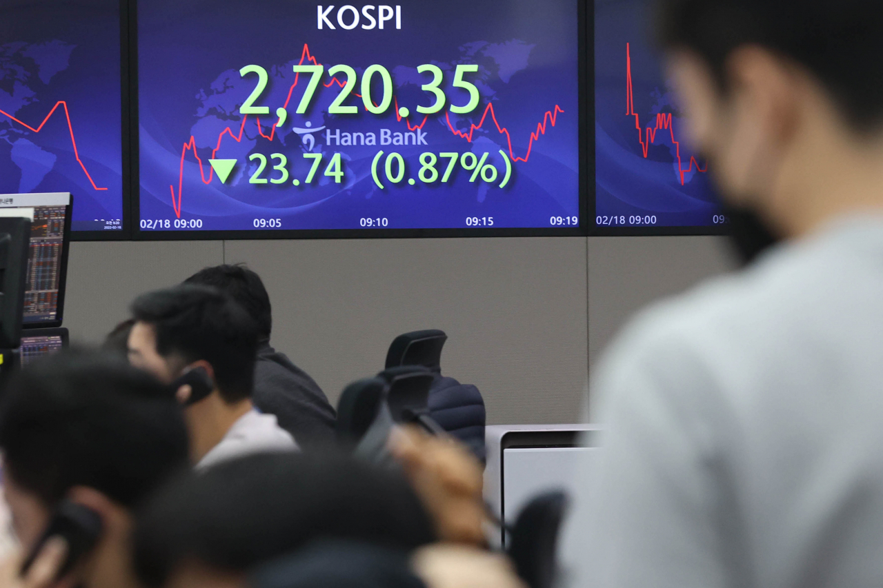 An electronic board showing the Korea Composite Stock Price Index (Kospi) at a dealing room of the Hana Bank headquarters in Seoul on Thursday. (Yonhap)
