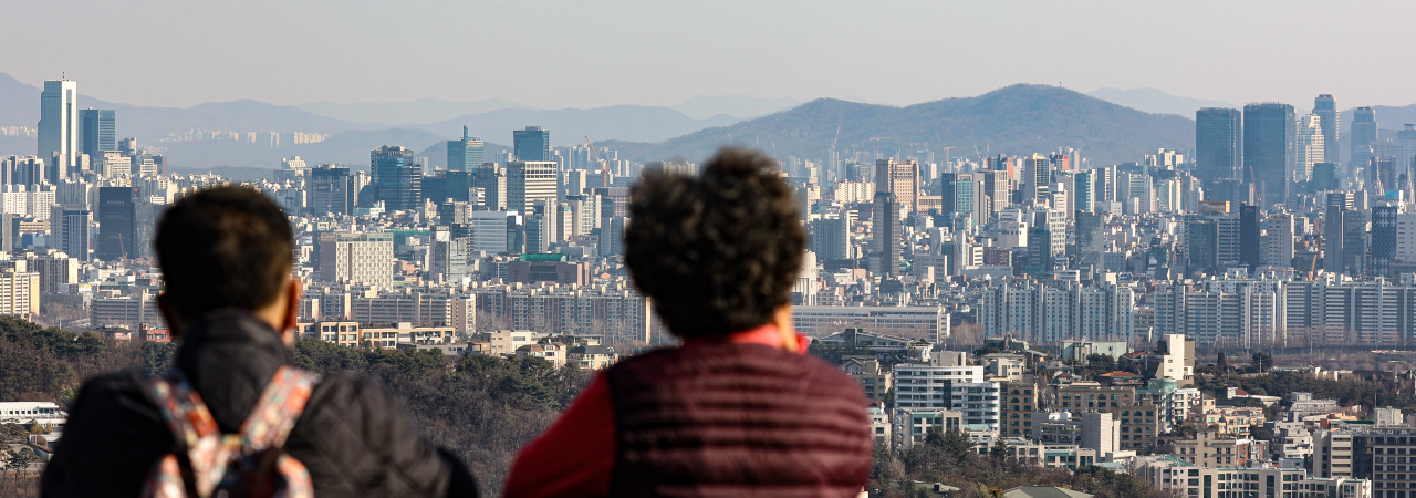 서울 남산 전망대를 찾은 시민들이 전망대에서 강남구와 서초구 일대 아파트를 바라보고 있다. [연합뉴스]