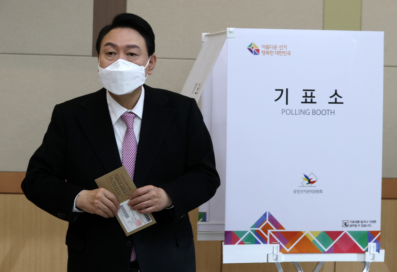 윤석열 국민의힘 대선 후보가 4일 오전 부산 남구청 대강당에 마련된 사전투표소에서 기표소를 나서고 있다. [연합]