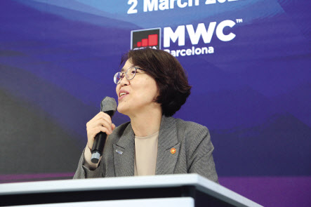 임혜숙 과학기술정보통신부 장관이 스페인 바르셀로나에서 열린 ‘모바일월드콩그레스(MWC) 2022’에서 기자간담회를 갖고 소회에 대해 이야기하고 있다. [MWC 2022 공동취재단]
