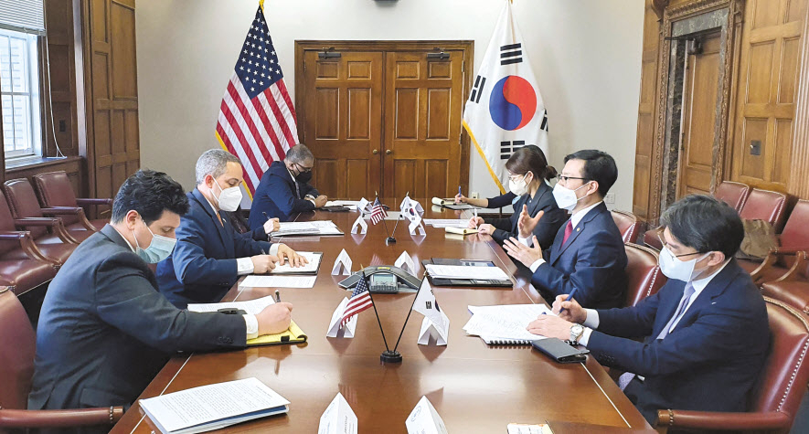 여한구(오른쪽 두 번째) 산업통상자원부 통상교섭본부장이 3일(현지시간) 워싱턴 D.C.에서 미국 상무부 돈 그레이브스 부장관과 한·미 대 러시아 수출통제 등과 관련해 면담하고 있다. [산업통상자원부 제공]