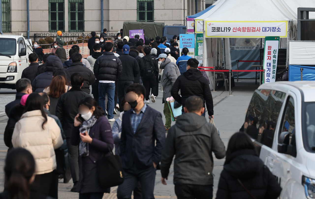 코로나19 신규 확진자가 하루새 약 7만명 급증한 26만6천853명을 기록한 4일 오전 서울 중구 서울역 임시 선별검사소에서 시민들이 검사를 기다리고 있다. [연합]
