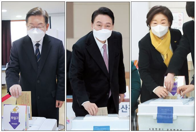 제20대 대통령선거 사전투표가 4일 오전 6시에 시작됐다. 사전투표는 전국 3552개 사전투표소에서 진행된다. 사전투표는 5일까지 이틀간 할 수 있으며, 투표 시간은 오전 6시부터 오후 6시까지다. 이틀간 유권자는 별도 신고 없이 가까운 사전투표소 어디서나 투표할 수 있다. 사전투표 첫날 대선후보들도 미리 한표를 행사했다. 이재명(왼쪽부터) 더불어민주당 후보, 윤석열 국민의힘 후보, 심상정 정의당 후보가 각각 서울 중구 소공동 주민센터, 부산 남구 대연동 부산남구청, 서울 종로구 혜화동 주민센터에 마련된 사전투표소에서 투표를 하고 있다. [국회사진기자단]