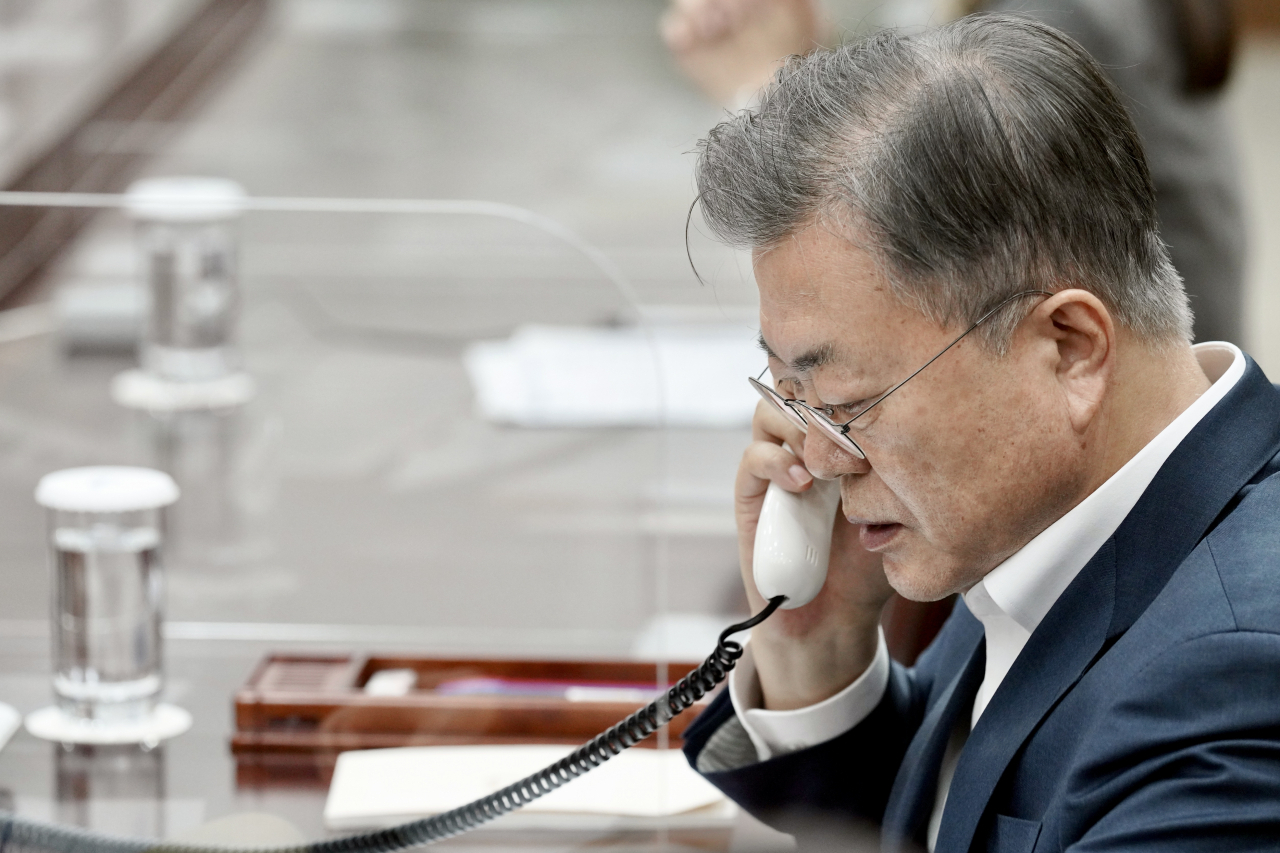 문재인 대통령이 3일 오후 청와대 여민관 소회의실에서 볼로디미르 젤렌스키 우크라이나 대통령과 통화하고 있다. 연합뉴스