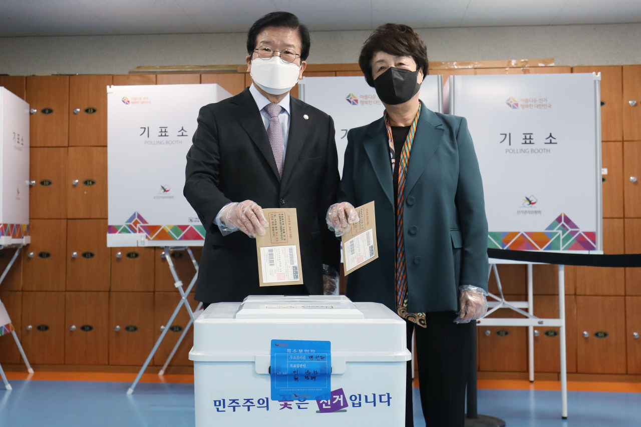 박병석 국회의장이 4일 오전 서울 용산구 한남동주민센터에 마련된 사전투표소에서 부인 한명희 씨와 함께 투표하고 있다. [연합]