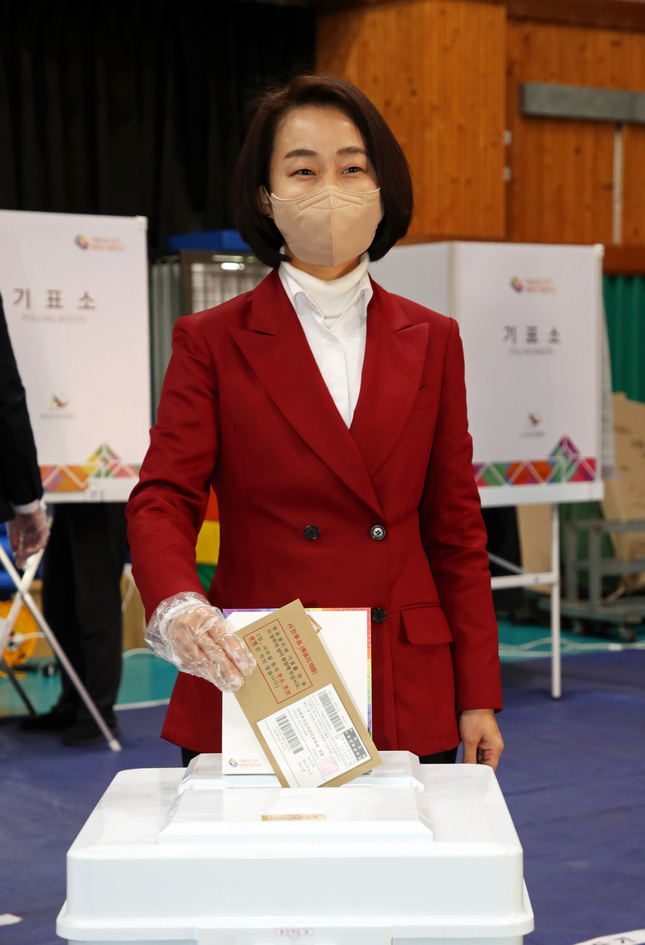 진보당 김재연 대선후보가 4일 오전 광주 서구 치평초등학교에 마련된 사전투표소에서 투표하고 있다. 연합뉴스