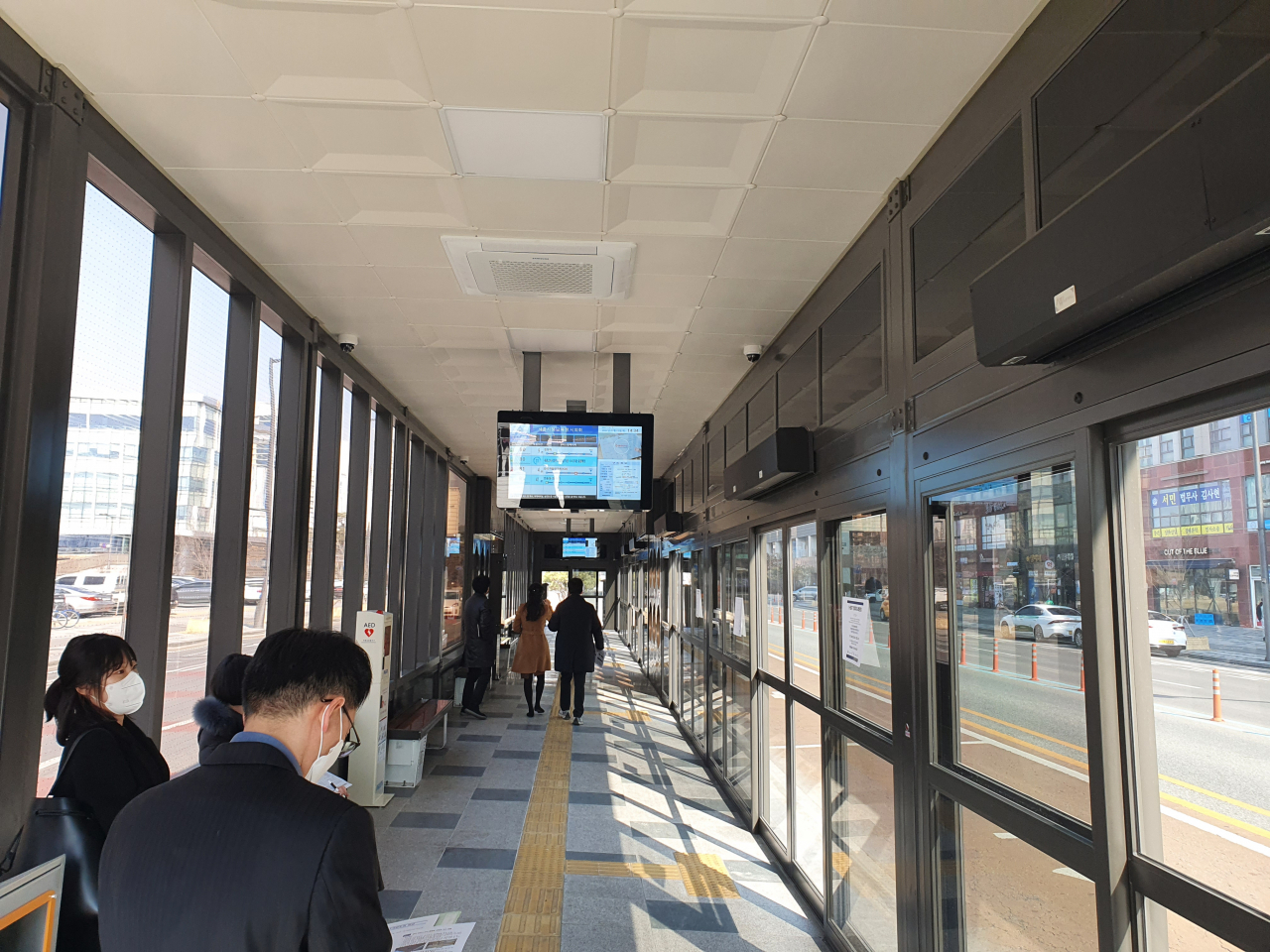 S-BRT 폐쇄형정류장 내부 모습.[한국철도기술연구원 제공]