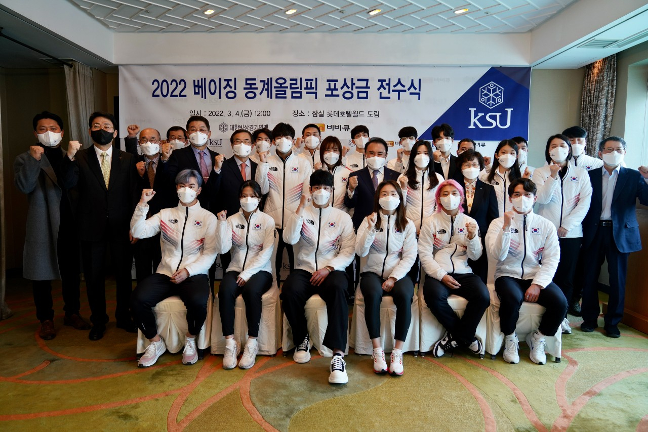 대한빙상경기연맹 회장을 맡고 있는 윤홍근 제너시스BBQ 그룹 회장이 4일 롯데호텔 월드에서 2022 베이징 동계올림픽 메달리스트에게 포상금을 전달했다. [제너시스BBQ 제공]