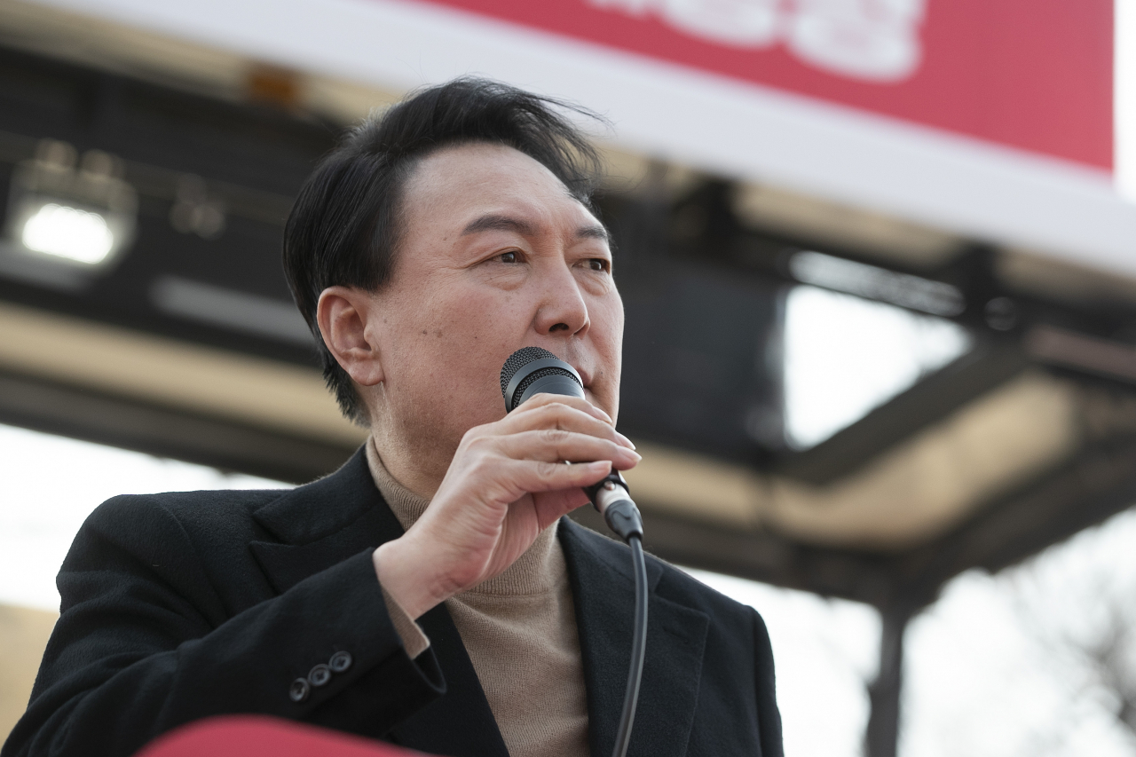윤석열 국민의힘 대선후보가 4일 경북 경주시 봉황대 광장 유세 현장에서 지지를 호소하고 있다. [연합]