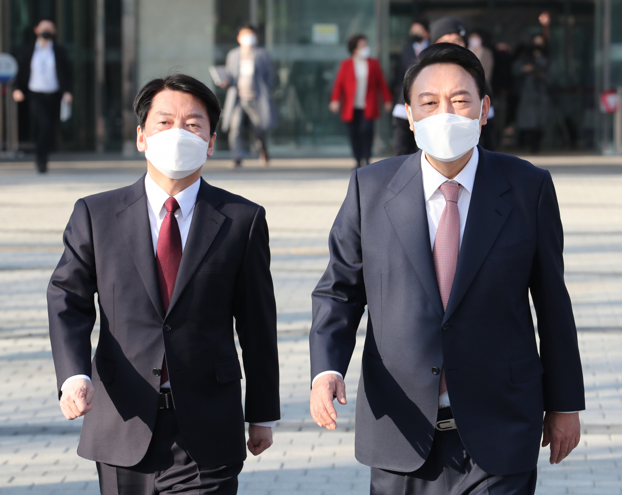 윤석열, 국민의힘 대선후보와 안철수 당시 국민의당 대선후보가 3일 오전 국회 소통관에서 기자회견을 열고 야권 후보 단일화를 선언한 뒤 유세를 위해 이동하고 있다. [이상섭 기자]