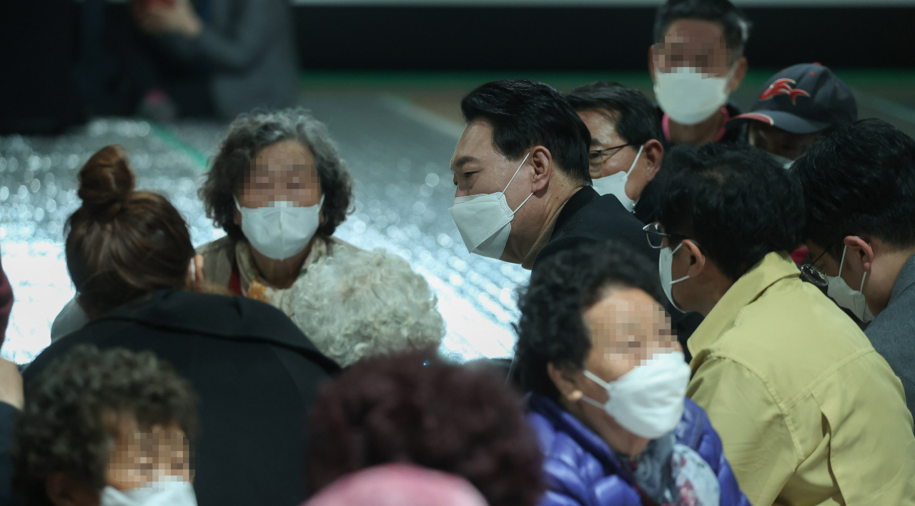 국민의힘 윤석열 대선 후보가 4일 밤 경북 울진군 울진국민체육센터에 마련된 이재민 보호소를 방문해 주민들을 위로하고 있다. [연합]