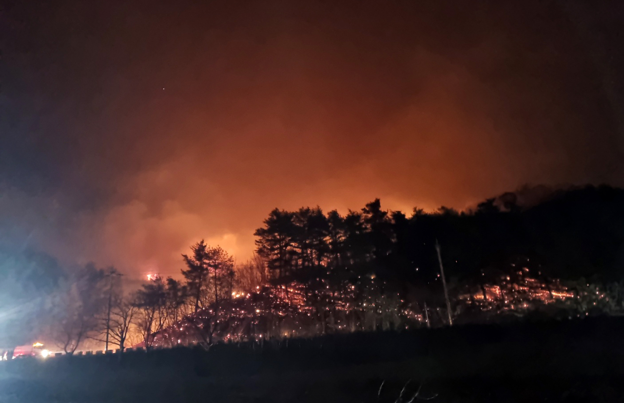 5일 오전 1시 8분께 강원 강릉시 옥계면 남양리에서 산불이 발생해 바람을 타고 확산하고 있다.[ 연합]