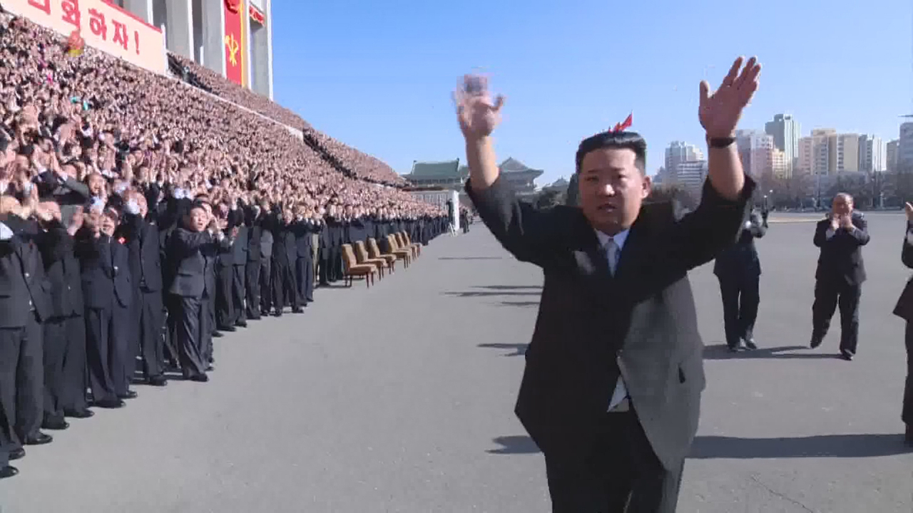 북한 김정은 국무위원장이 지난 2일 제2차 초급당비서대회 참가자들과 기념사진을 찍었다고 조선중앙TV가 3일 보도했다. 사진은 기념사진 촬영 후 양손을 흔들며 인사하는 김 위원장. [조선중앙TV 화면, 연합]