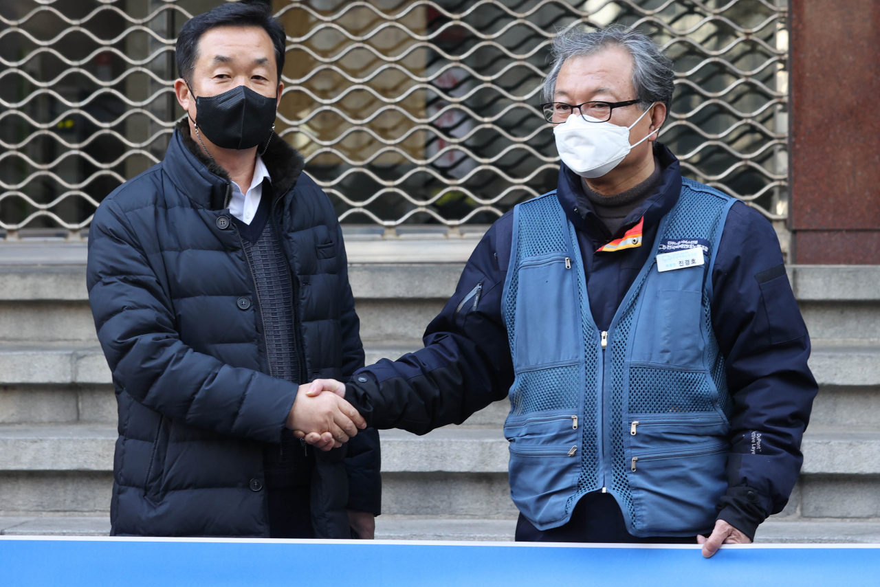 지난 3일 오후 서울 중구 CJ대한통운 본사 앞에서 열린 CJ대한통운 택배대리점연합과 전국택배노조 긴급 공동 기자회견에서 김종철(왼쪽) 대리점연합 회장과 진경호 택배노조 위원장이 악수하고 있다. [연합]