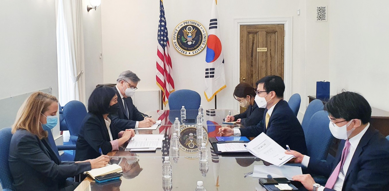 여한구(오른쪽 두번째) 산업통상자원부 통상교섭본부장이 4일(현지시간) 미국 워싱턴 D.C.에서 캐서린 타이(Katherine Tai) 미국 무역대표부(USTR) 대표와 한미통상장관 회담을 진행하고 있다. 여 본부장은 이 자리에서 우크라이나 사태 관련 통상정책 공조, 인도태평양 경제프레임워크(IPEF), 철강 232조 관세 개선 등 한-미 양국 간 통상 현안을 논의했다. 여 본부장은 전날에도 상무부 돈 그레이브스부장관과 백악관 달립 싱 국가안보회의(NSC) 부보좌관 등 미 정부 고위인사와 연쇄 면담을 갖고 양국 대러 수출통제 공조 및 FDPR 면제국가 협의 등을 논의한 바있다. [산업통상자원부 제공]