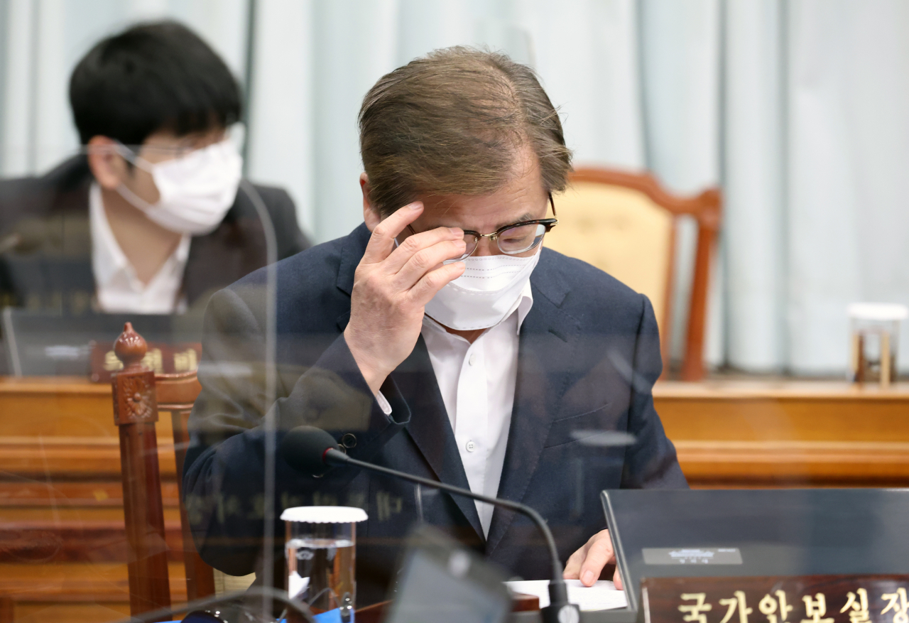 서훈 국가안보실장이 지난달 22일 청와대 여민관에서 열린 영상국무회의에서 자료를 검토하고 있다. [연합]