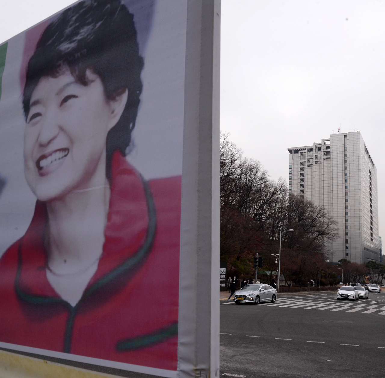 박근혜 전 대통령이 입원중인 삼성서울병원 정문 건너편에 쾌유를 바라는 현수막이 걸려 있던 모습[헤럴드경제DB]