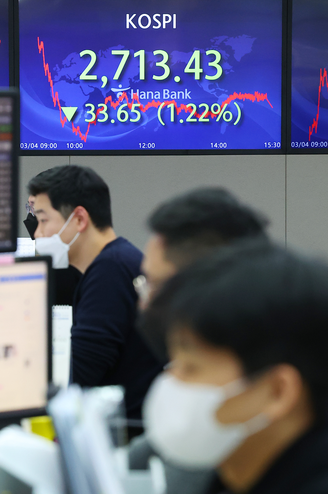 A view inside a dealing room of a Hana Bank branch in Myeong-dong of central Seoul after the stock market closed on Friday afternoon. (Yonhap)
