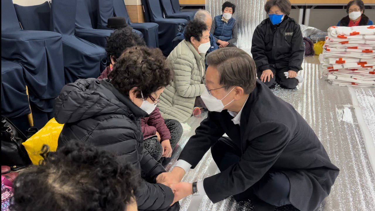 5일 새벽 강원 삼척시 원덕복지회관 제 1 대피소를 찾은 이재명 더불어민주당 대선후보가 산불 화재 이재민들을 위로하고 있다.[민주당 선대위 제공]
