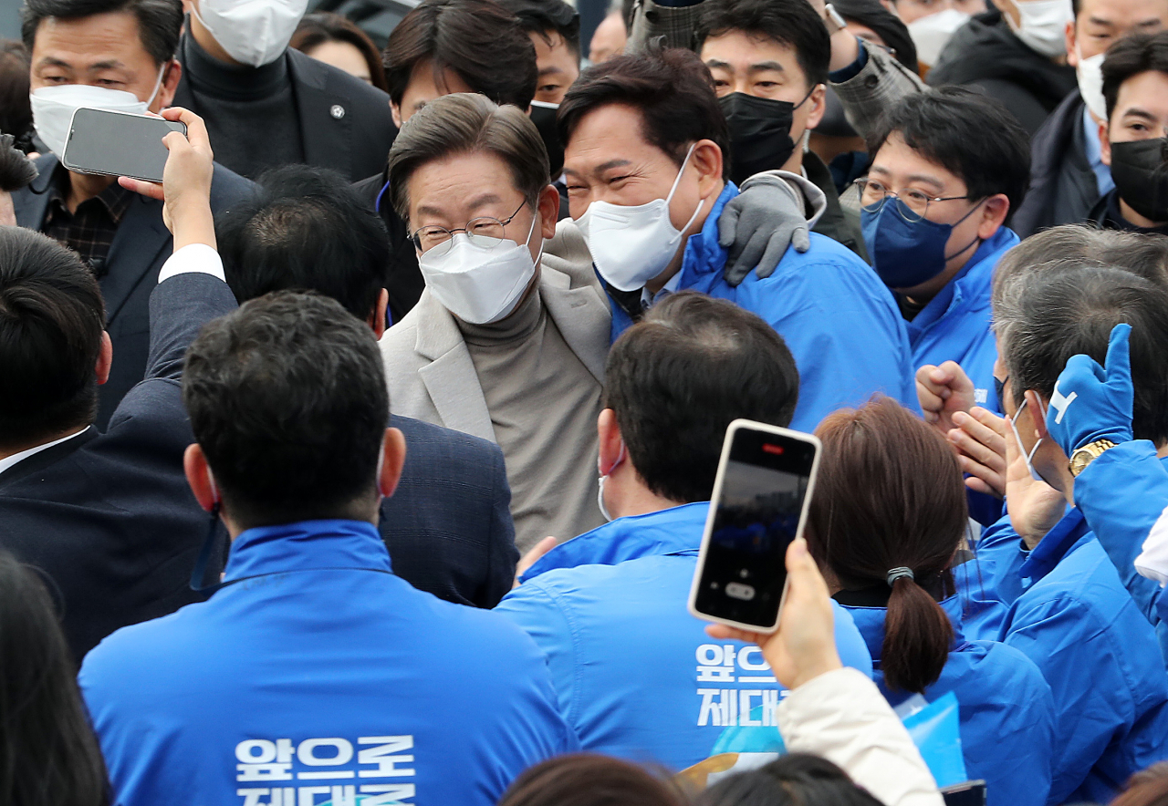 이재명 더불어민주당 대선후보와 송영길 대표가 지난달 28일 오후 대구 동대구역 광장에서 열린 '남부수도권 시대, 대구 경북의 재도약, 이재명은 합니다!' 대구 집중유세에 나란히 참석하고 있다. [연합]