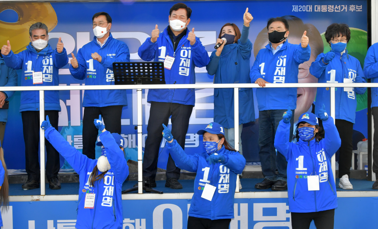 송영길 더불어민주당 대표가 4일 오후 서귀포시오일장을 찾아 이재명 후보에 대한 지지를 호소하고 있다. [연합]